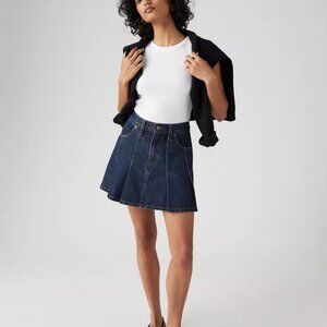 LEVI'S pleated mini skirt in remember together (sz32)